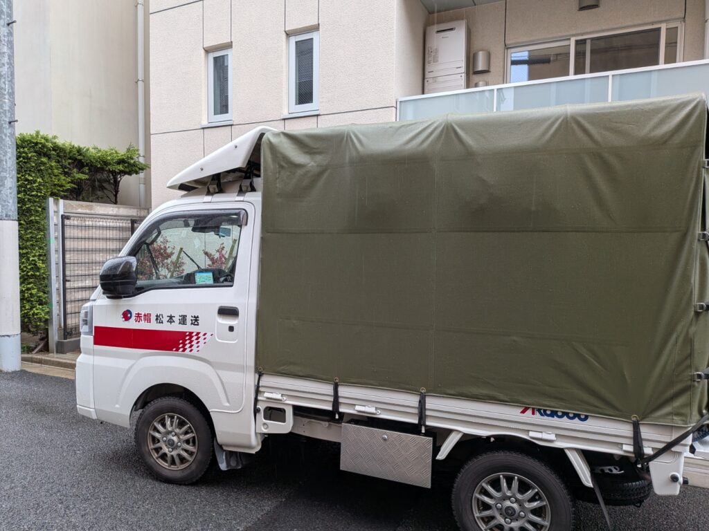 文京区のマンション前に到着した赤帽トラック