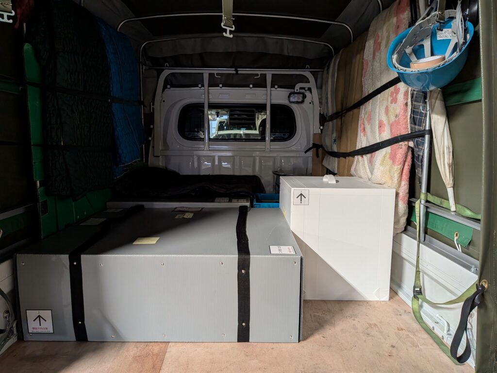 建築模型を軽トラックに積み込んだ状態