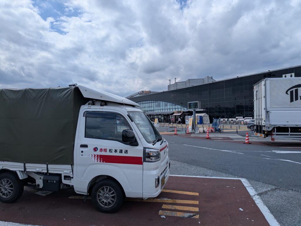 海老名サービスエリアでの休憩時のトラック