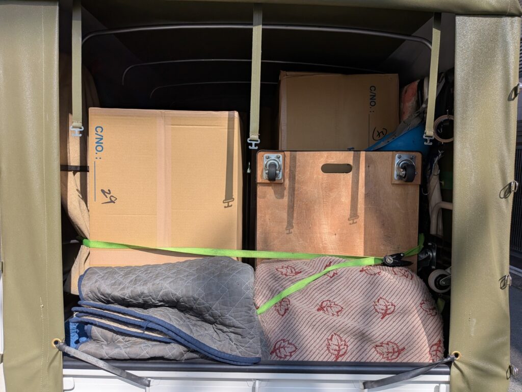 1台目のトラックに荷物を積み込んだ様子