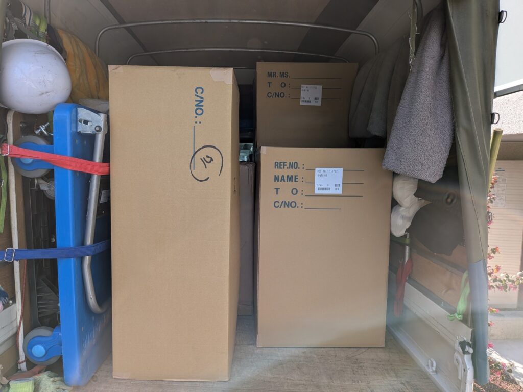 2台目のトラックの積載状況と段ボール荷物