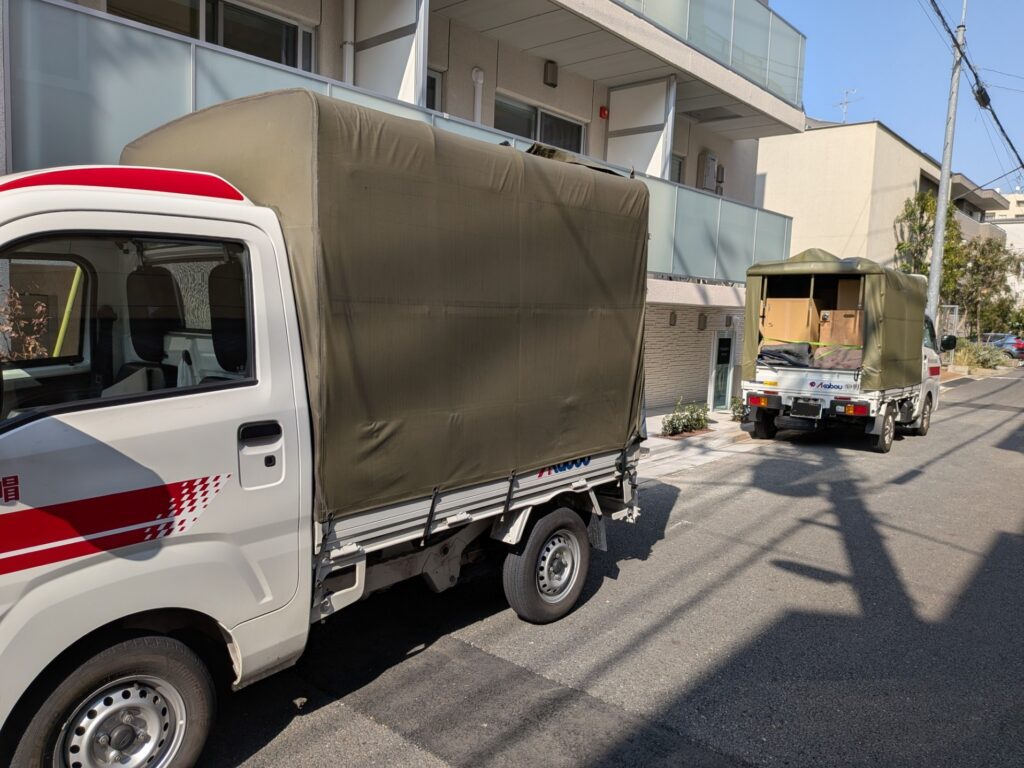 文京区のマンション前に到着した赤帽トラック2台