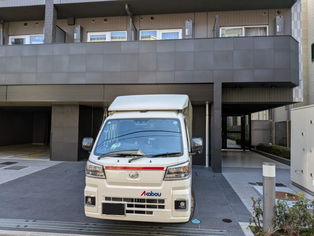 豊島区のマンション前に停車した赤帽松本運送トラック