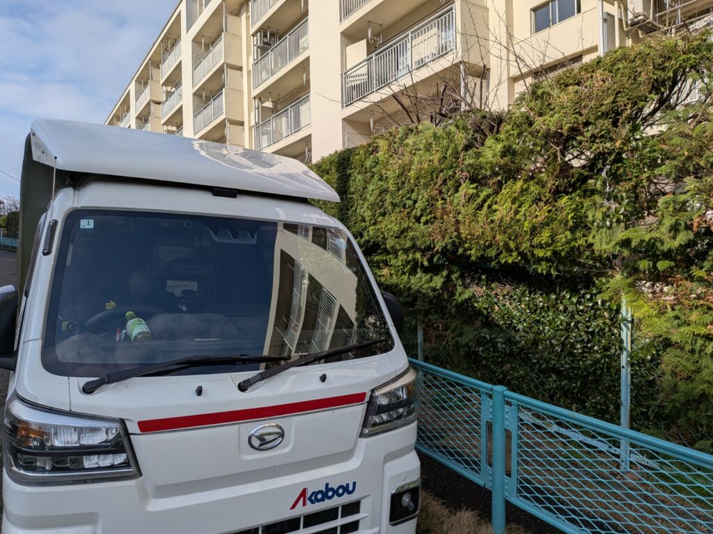 板橋区の団地前に停車した赤帽トラック