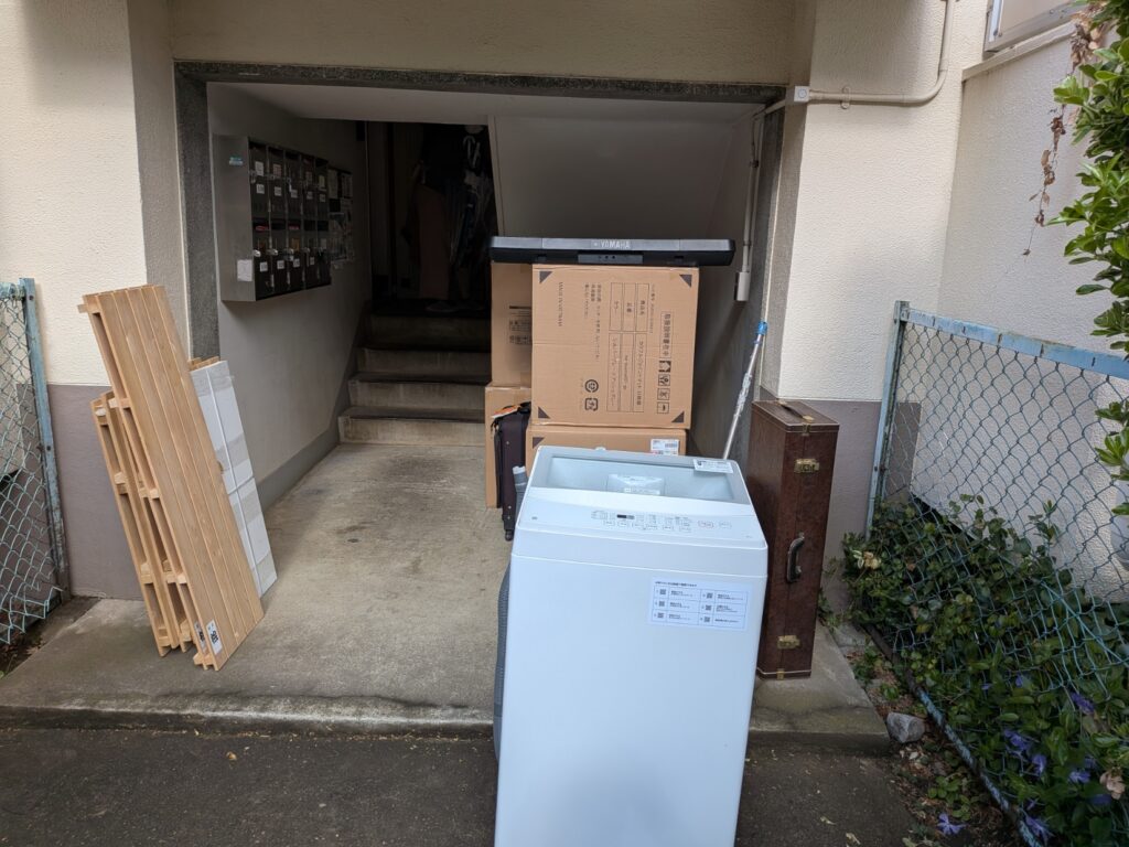 洗濯機やすのこなどを搬出している様子