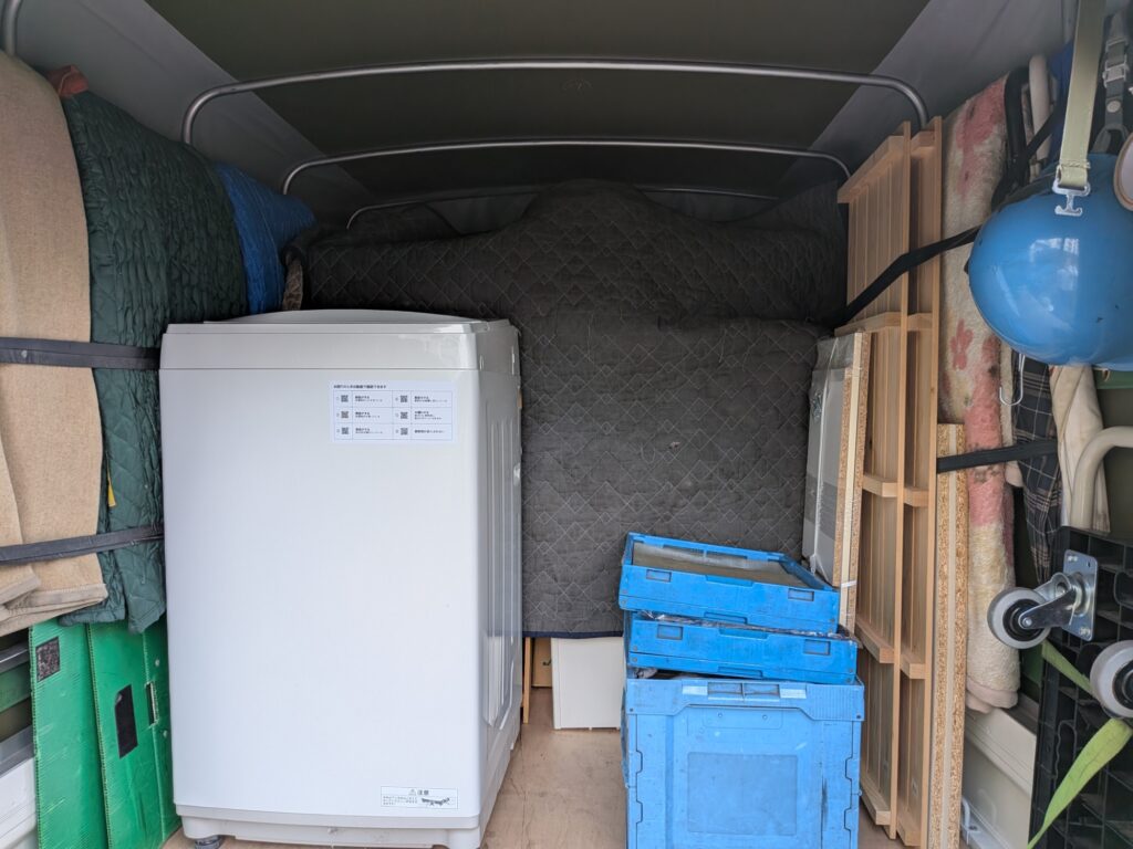 荷台に積み込まれた家具と段ボールの状態
