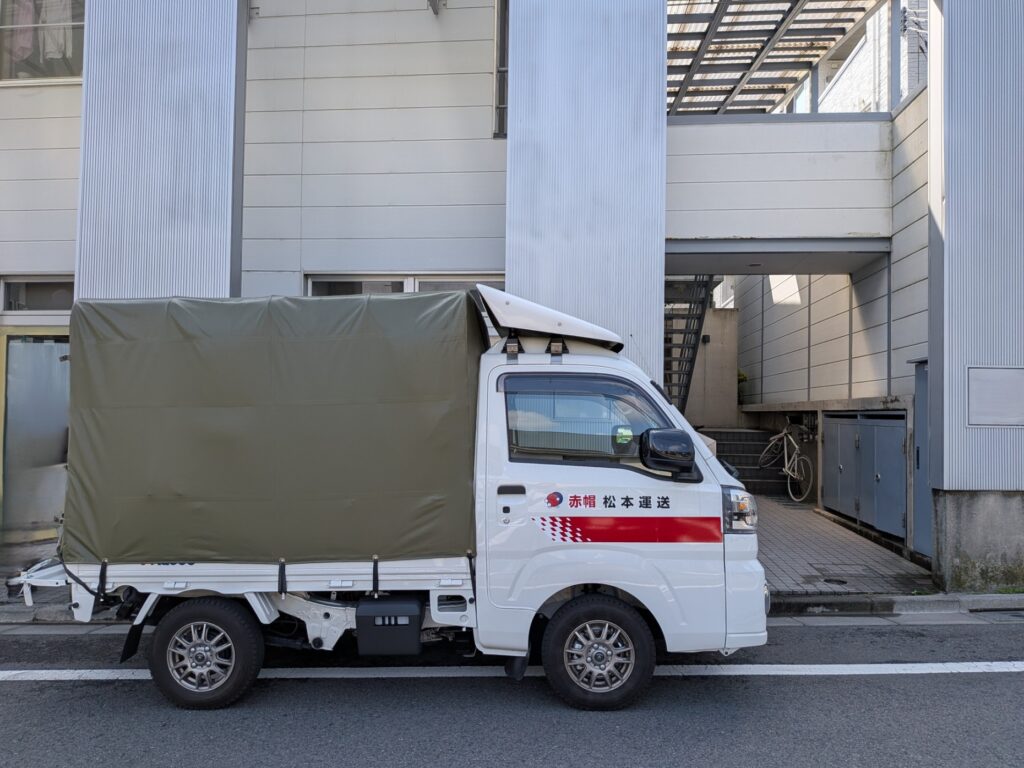 世田谷区のマンション前での引越し作業