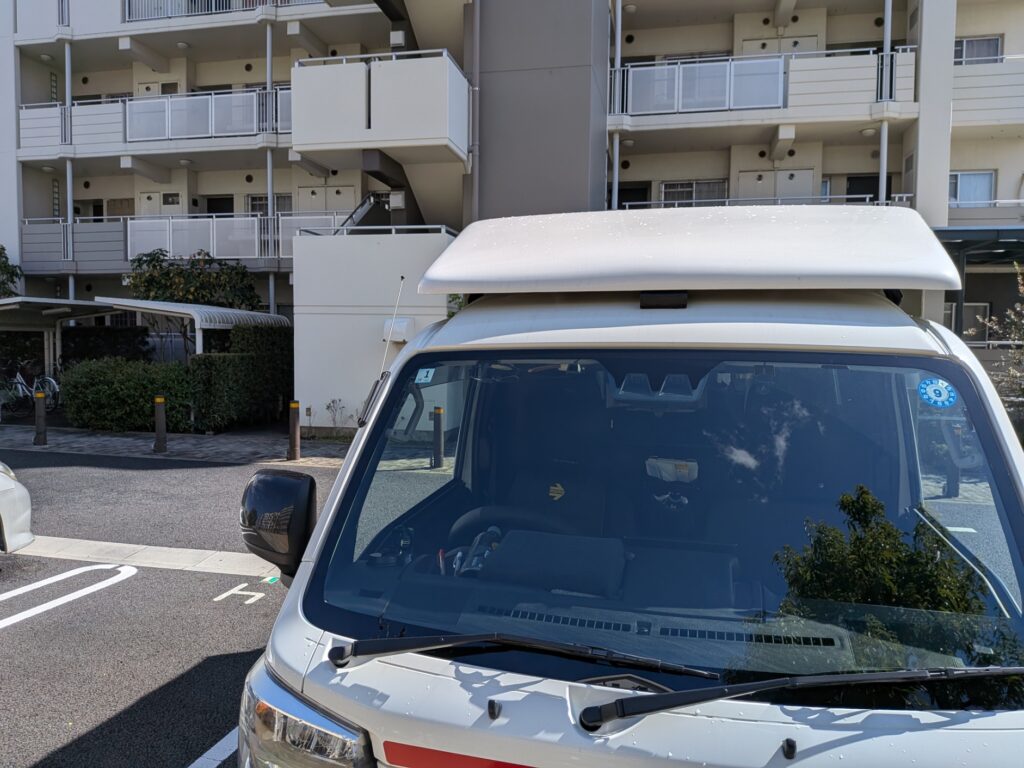 草加市内の団地前での赤帽松本運送トラック