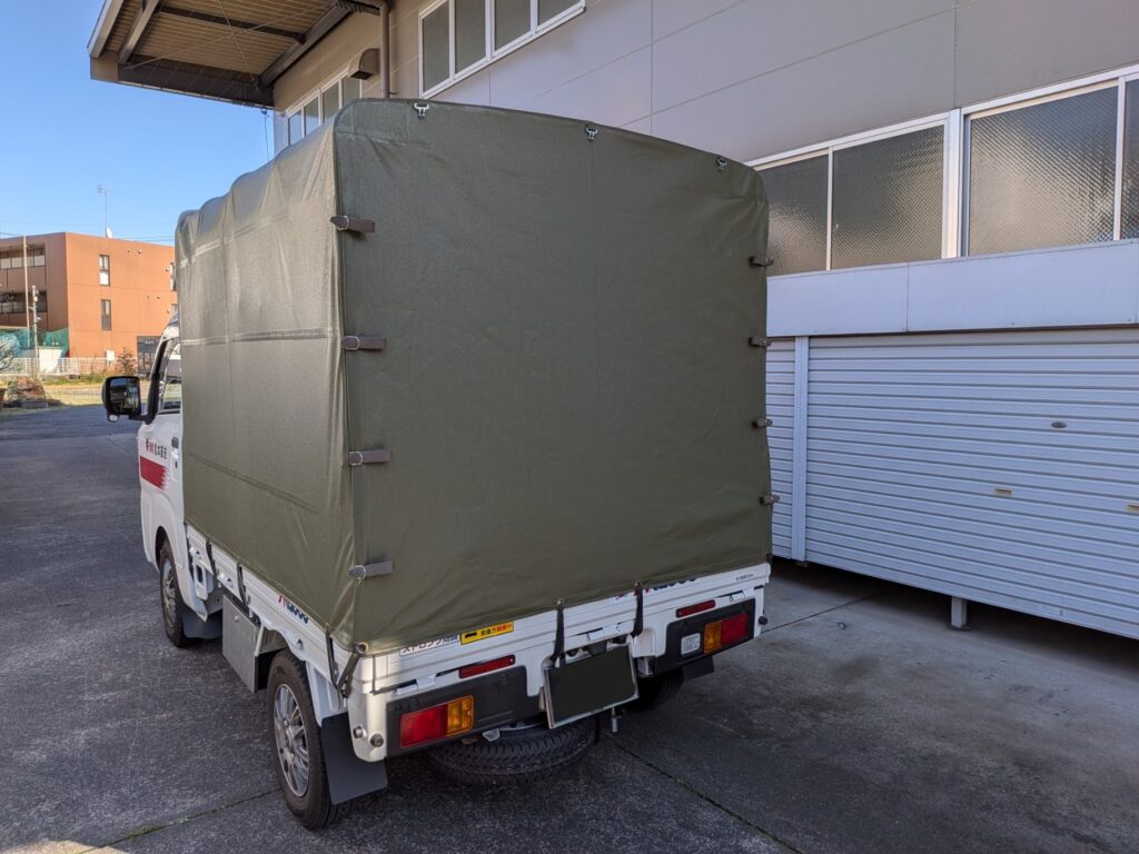 足立区の工場で翌日納品予定の荷物を積込み完了した様子