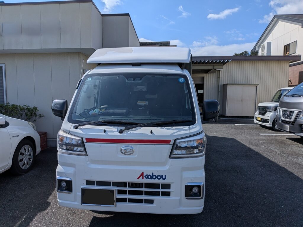 掛川市の倉庫前に到着した様子