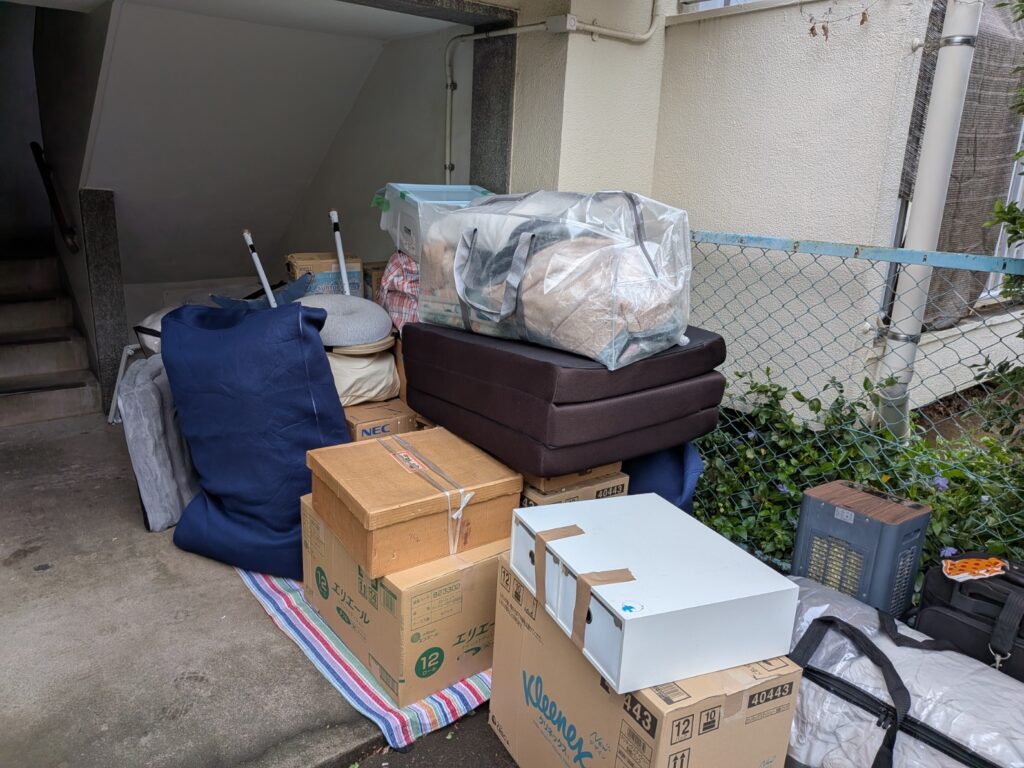 建物前に出された引越し荷物