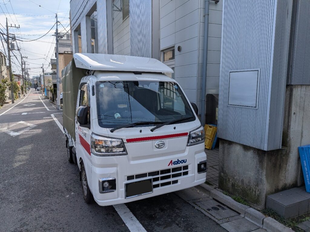 世田谷区のマンション前に到着した赤帽松本運送トラック