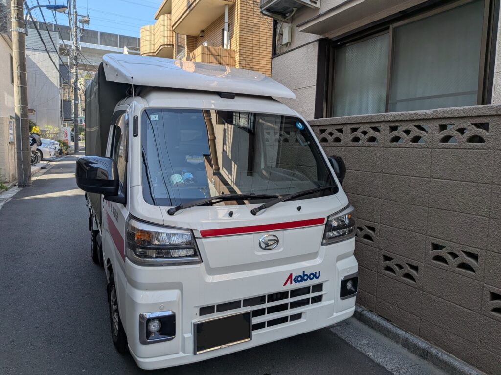 北区のご実家前に停車した赤帽松本運送トラック