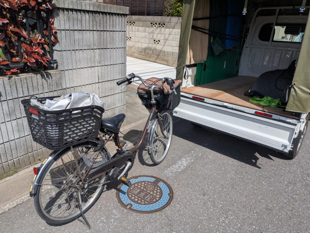 トラックから電動自転車を降ろした様子