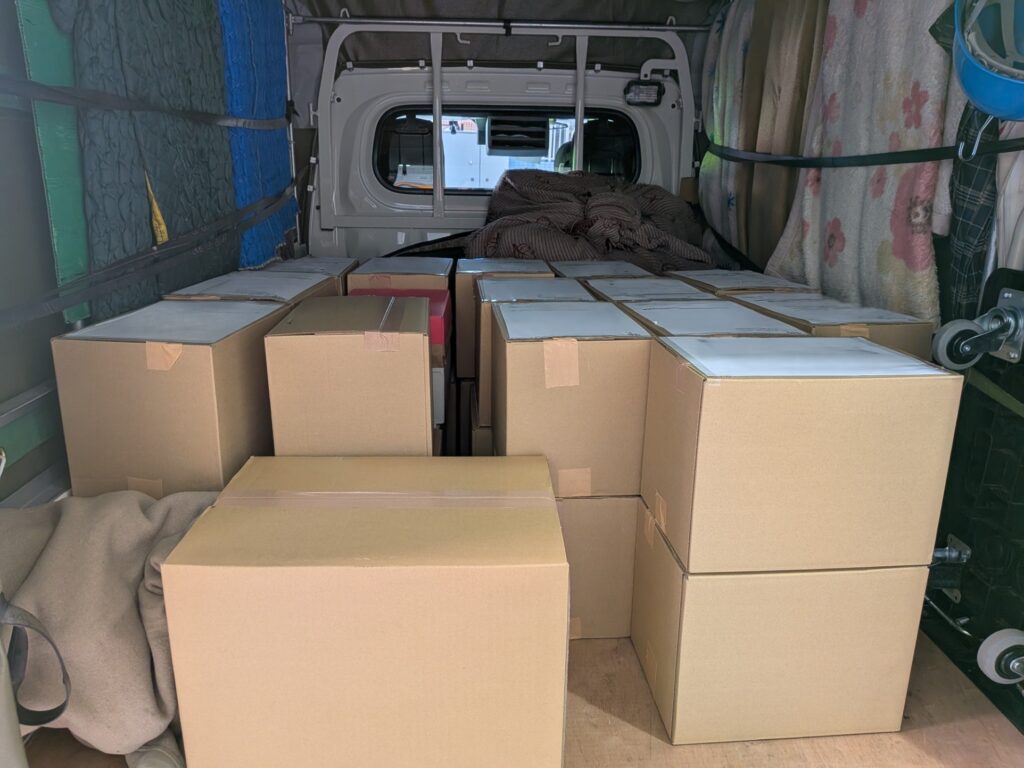 署名の入った段ボールの積込み例