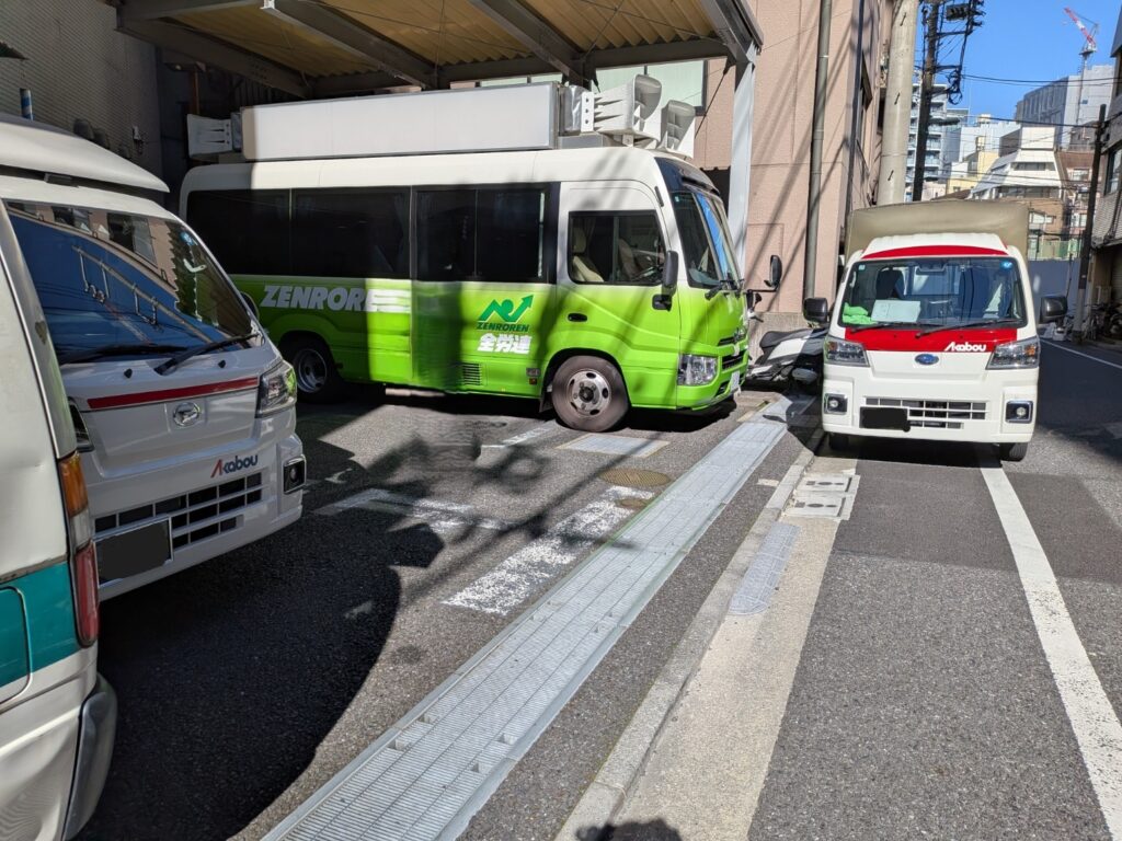 文京区の会社前に停車した赤帽トラック