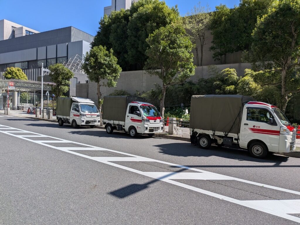 赤帽トラック3台での配送の様子