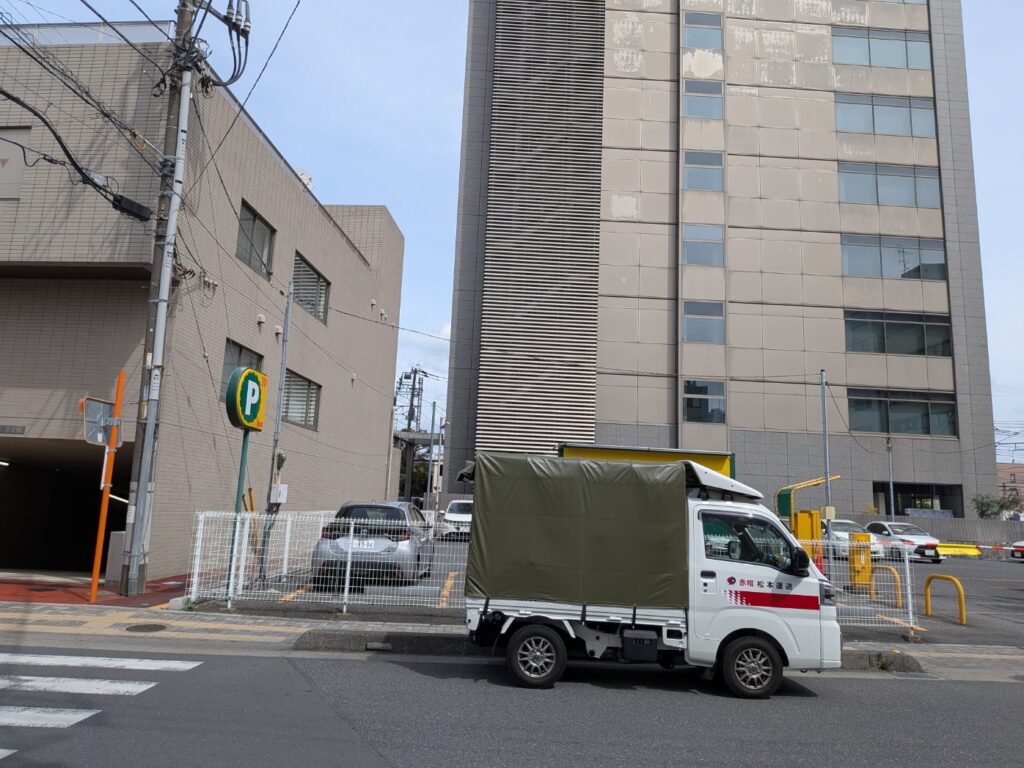 越谷市の不動産会社の裏口で待機中の赤帽松本運送トラック