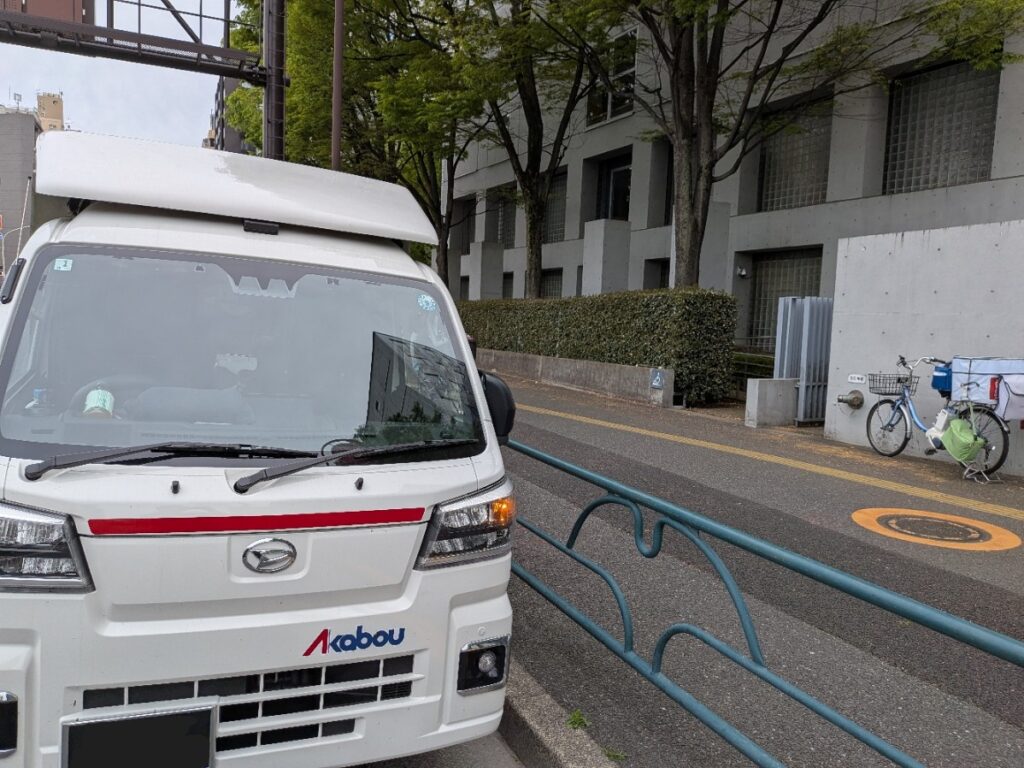 新宿区の大学前に到着した赤帽トラック