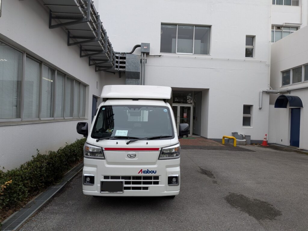 鳩山町の大学で待機中の赤帽松本運送トラック