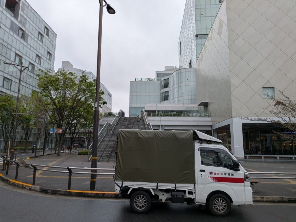 足立区の大学前に到着した赤帽松本運送トラック