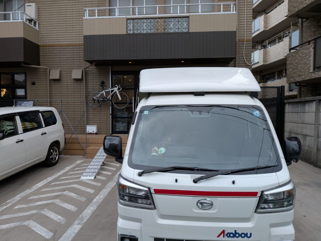 川口市のサイクルショップ前に到着した赤帽松本運送トラック