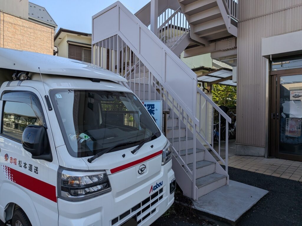 松戸市のマンスリーマンション前での搬出作業