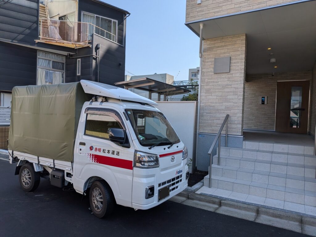 葛飾区の新築マンション前での赤帽松本運送トラック