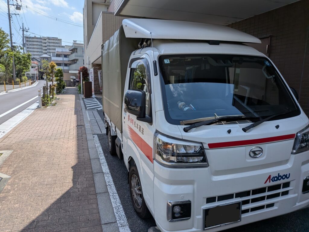 板橋区の老人ホーム前に到着した赤帽松本運送トラック