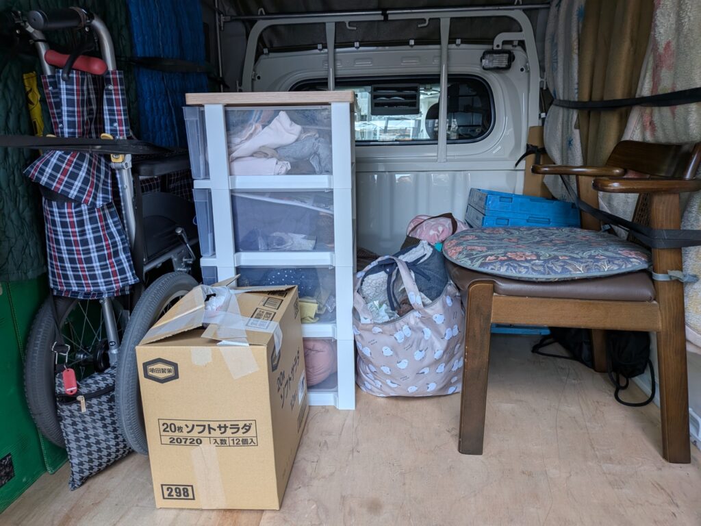 積込み途中の車いすや衣装ケースの様子