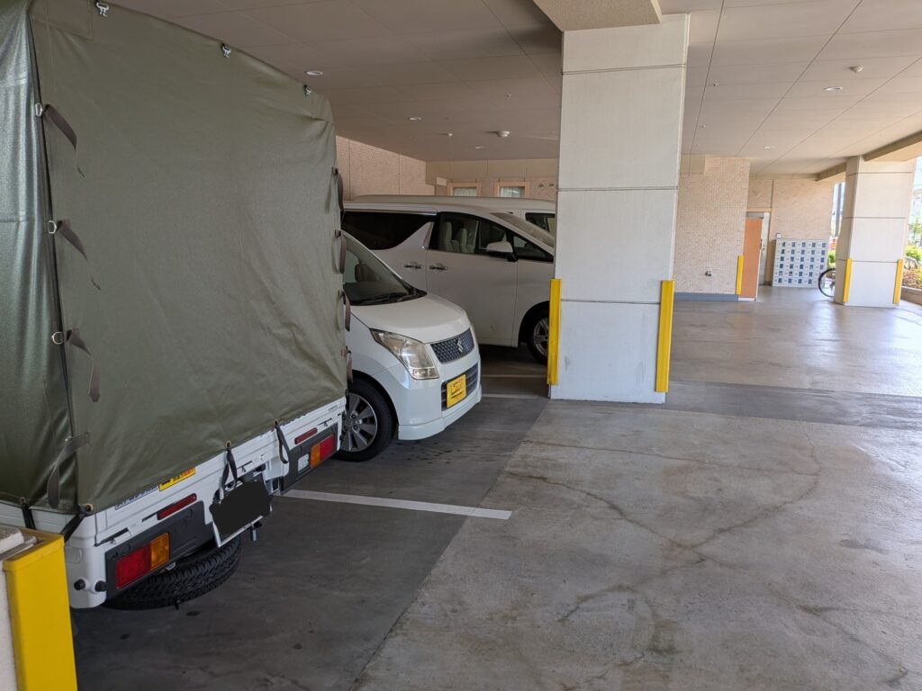 江東区内の老人ホーム駐車場に停車した赤帽松本運送トラック