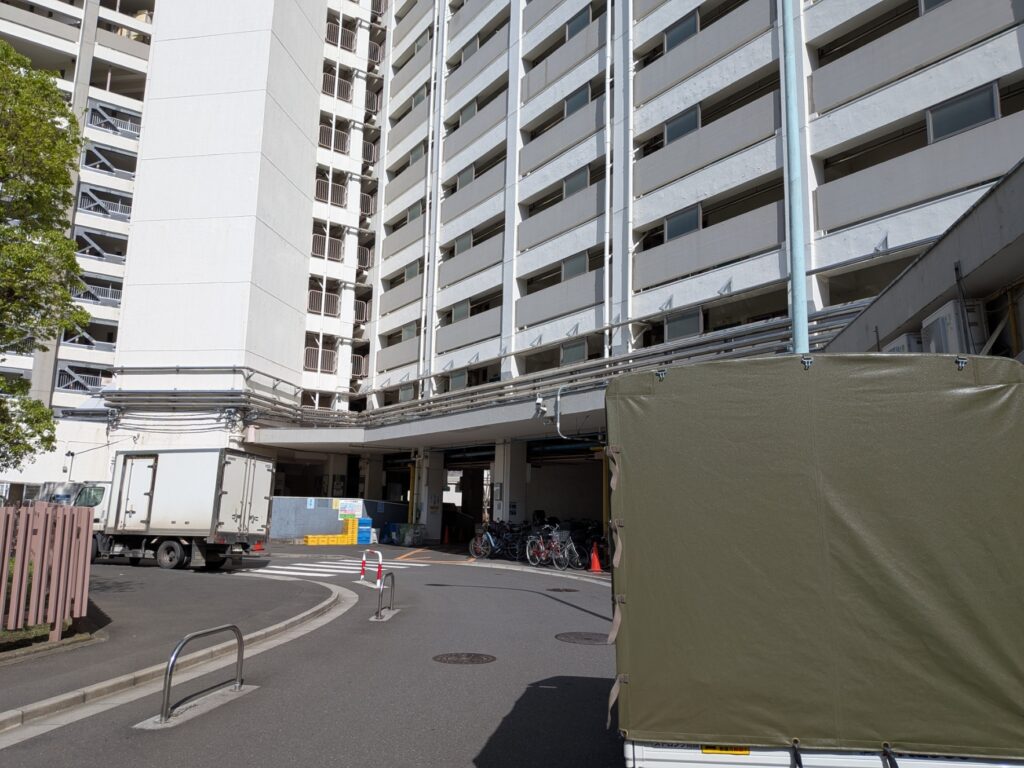 江東区のマンション前に到着した赤帽松本運送トラック