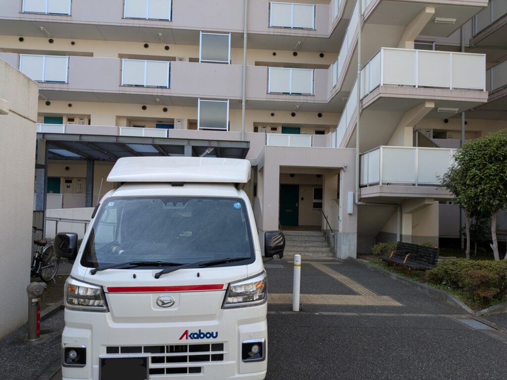 北区の団地前に停車した赤帽松本運送トラック