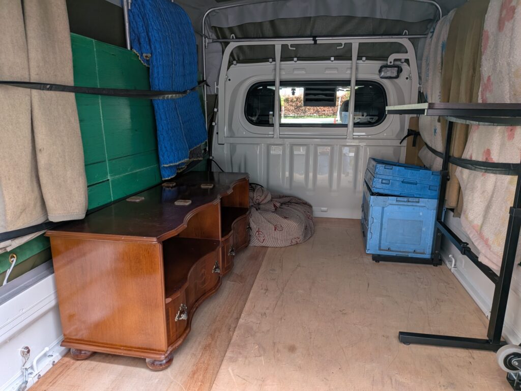 テレビ台とサイドテーブルの積込み途中の様子