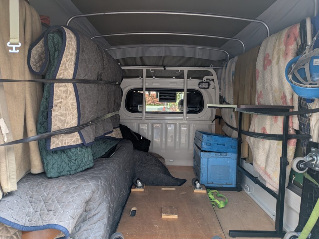 荷台に積込み完了した家具家電の様子