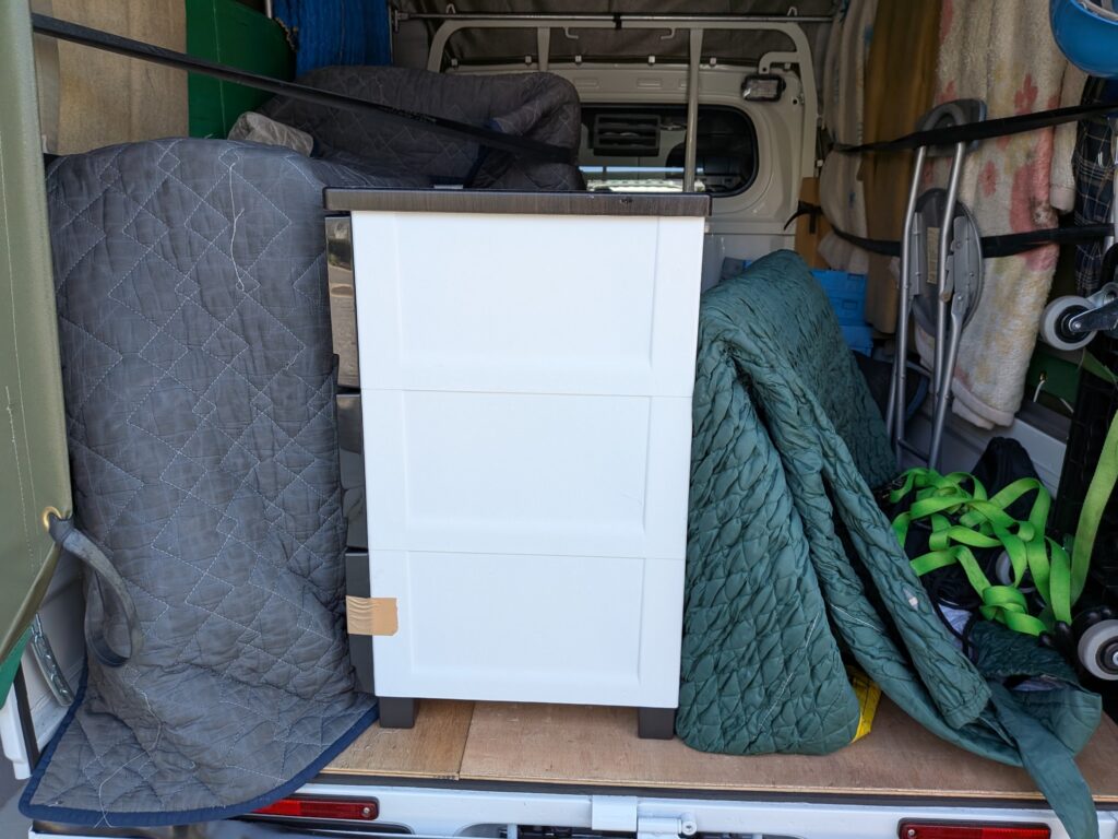 家具家電をキルティングパットで養生し積込みした様子