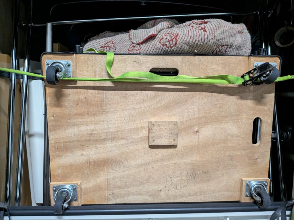 什器や段ボールを積込み完了した荷台の様子