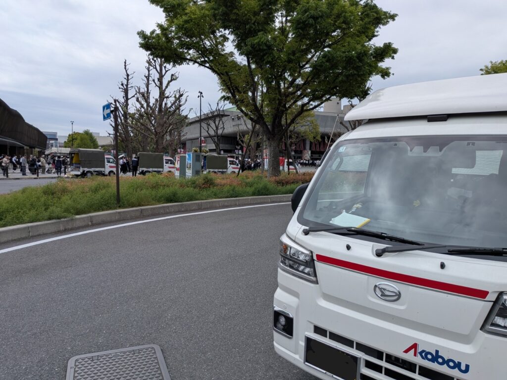 上野駅公園口に集まった複数の赤帽トラック