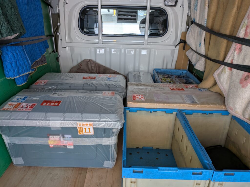 建築模型を荷台に慎重に積み込んだ様子