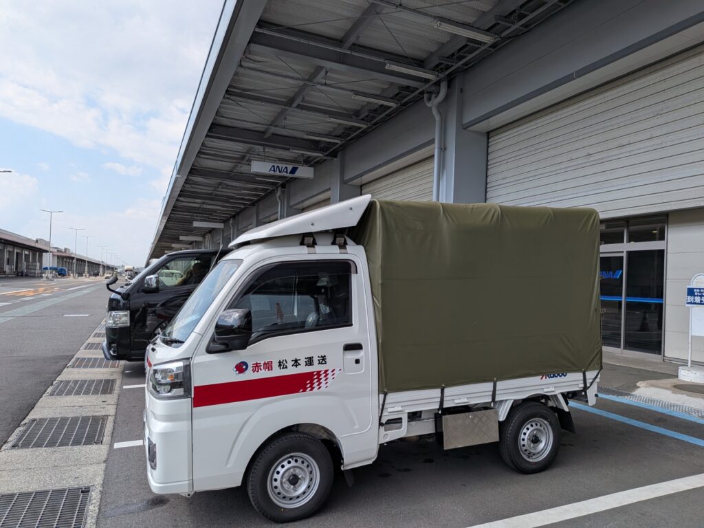 羽田空港貨物ターミナルANA前に停車する赤帽トラック