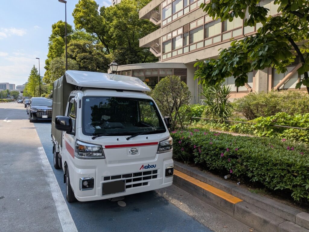 日比谷公園内施設前に到着した赤帽松本運送トラック
