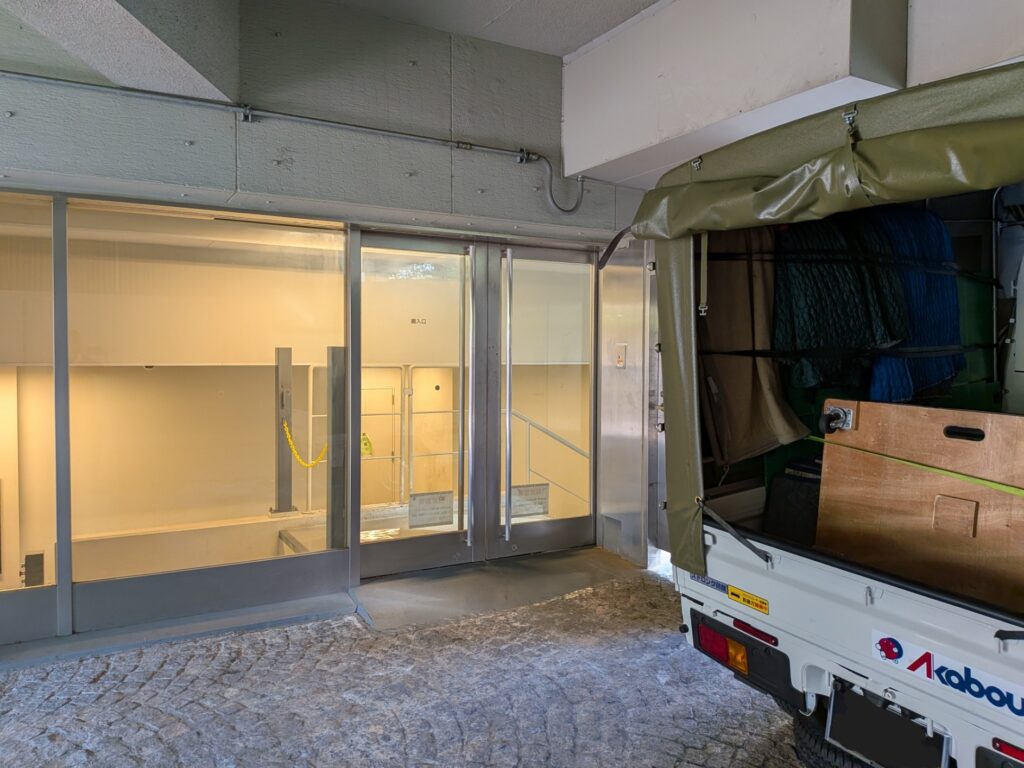 日比谷公園内施設の搬入口へ建築模型を納品する様子