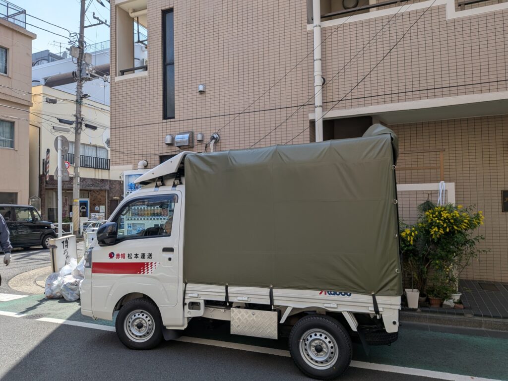 墨田区のご自宅マンション前に停車した赤帽松本運送トラック