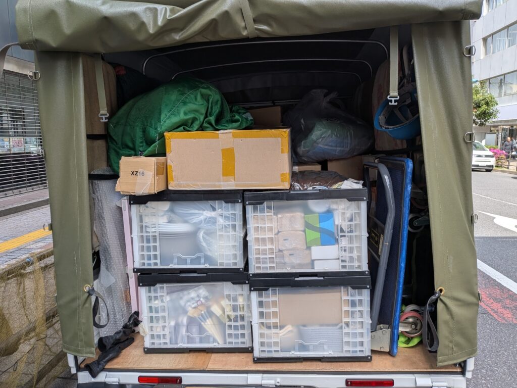 イベント搬入荷物を積み込んだ赤帽トラック荷台