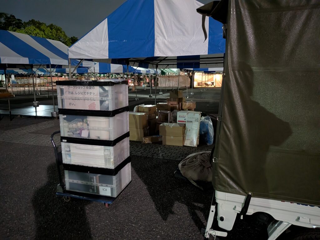 搬出荷物を台車で運ぶイベント撤収作業の様子