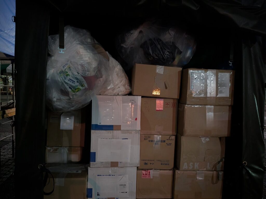 夜間に搬出荷物を積み込んだ赤帽トラック荷台