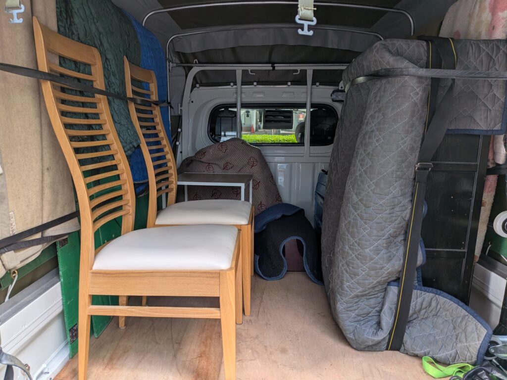 仏壇や椅子などを丁寧に積み込んだ荷台の様子