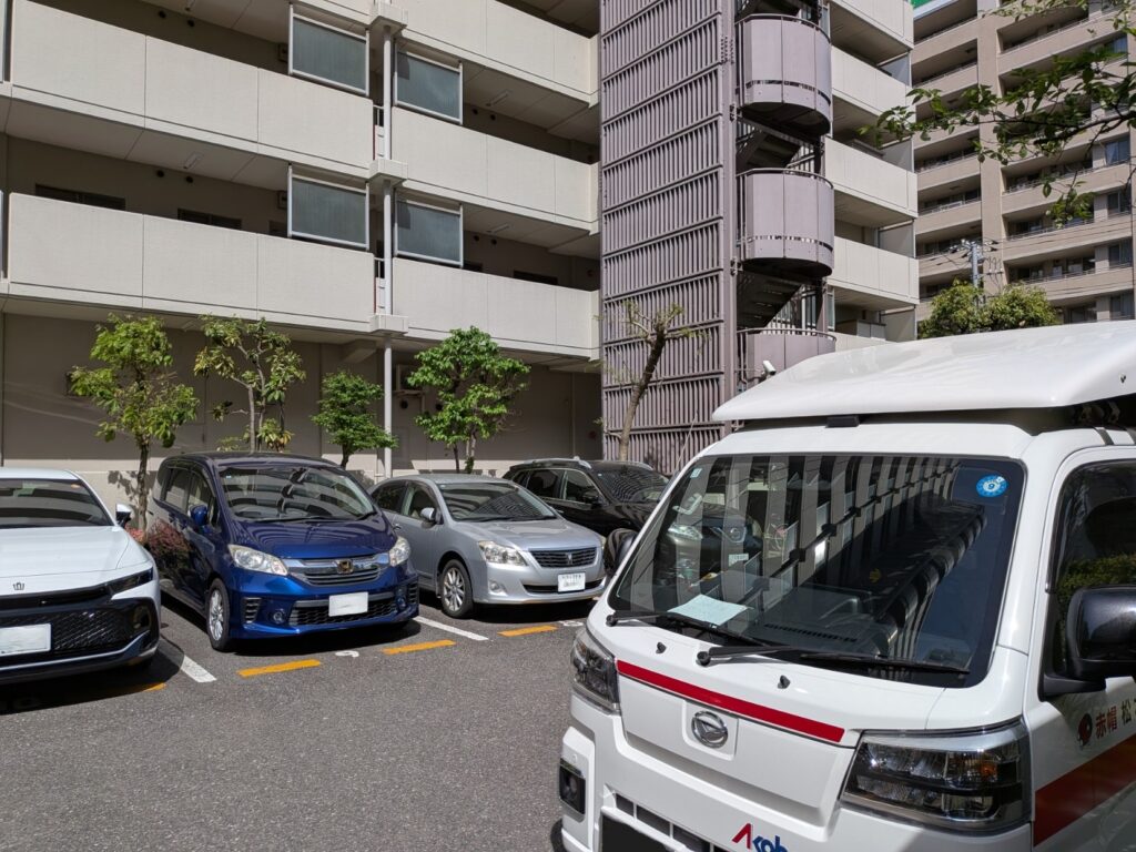 江東区内マンションでの搬入作業に対応した赤帽松本運送車両