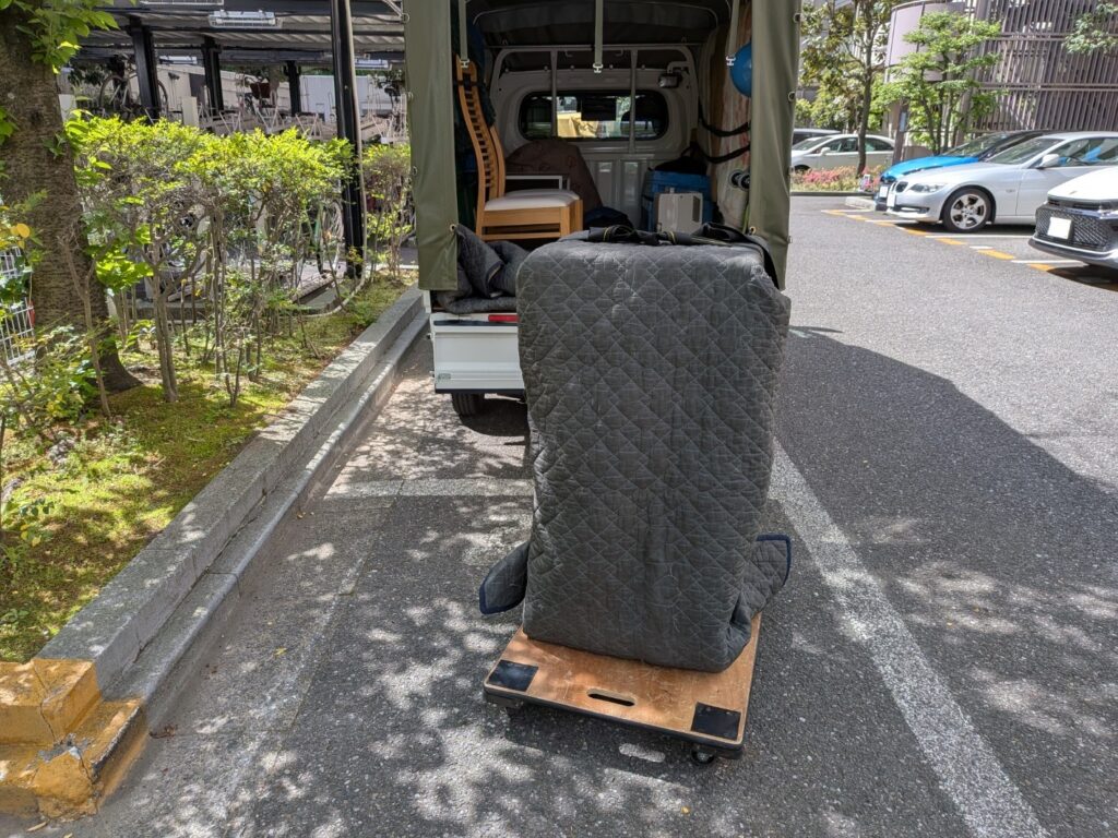 養生した仏壇を台車で安全に運搬する様子