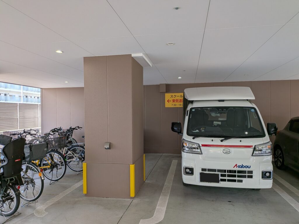 江戸川区内老人ホーム駐車場での配送対応する赤帽松本運送トラック